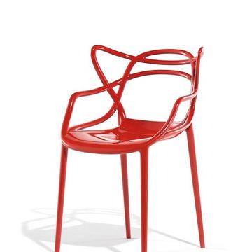Kartell-Stuhl als Kombination diverser Möbel-Klassiker