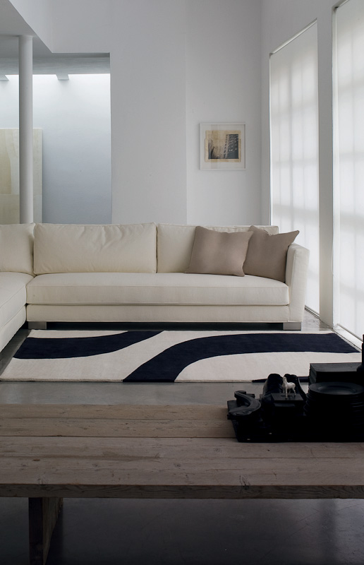 Schwarz-weißer Teppich von Kinnasand auf DECO.de