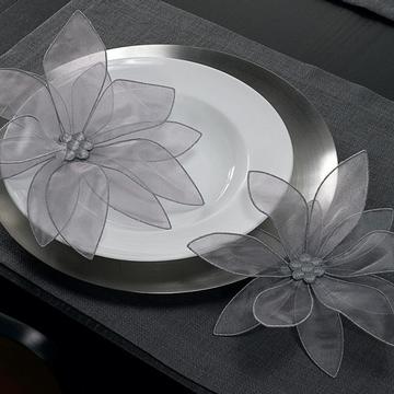Tisch-Dekoration in kühlen Grautönen