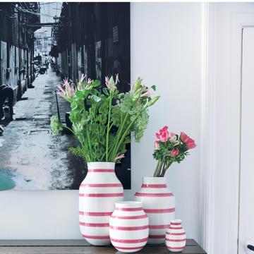 Rot-weiß gestreifte Vasen aus der Kollektion Omaggio von Kähler
