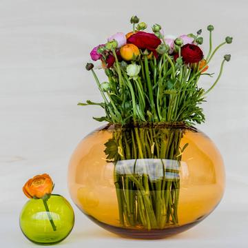 Grüne und orangefarbenen Vasen PLIPP und PLOPP von Domaas