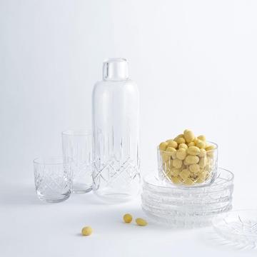 Gläser, Flasche und Schalen aus der CRYSTAL Kollektion von Louise Roe